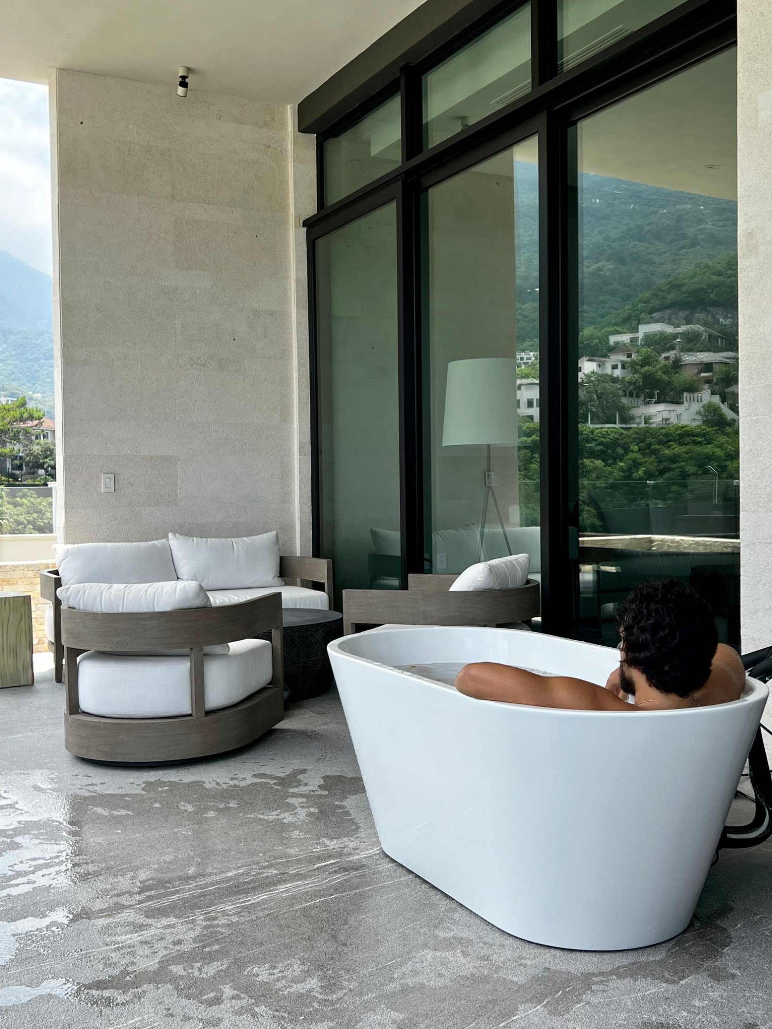 MANTA Cold Tub instalada en terraza con vista a la Sierra Madre, San Pedro Garza García